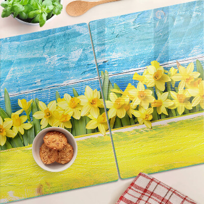 Schneidebrett mit Motiv von Narzissenblüten vor dem Himmel