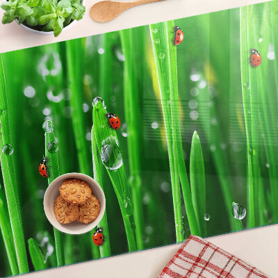 Schneidebrett Glas mit Motiv Wassertropfen auf Gras und Marienkäfern