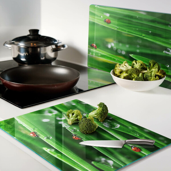 Schneidebrett Glas mit Motiv Wassertropfen auf Gras und Marienkäfern