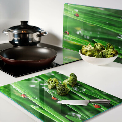 Schneidebrett Glas mit Motiv Wassertropfen auf Gras und Marienkäfern