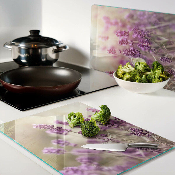 Glas-Schneidebrett mit Lavendelfeld und Schmetterling