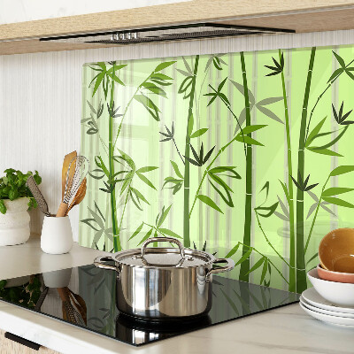 Schneidebrett Bambus auf grünem Hintergrund