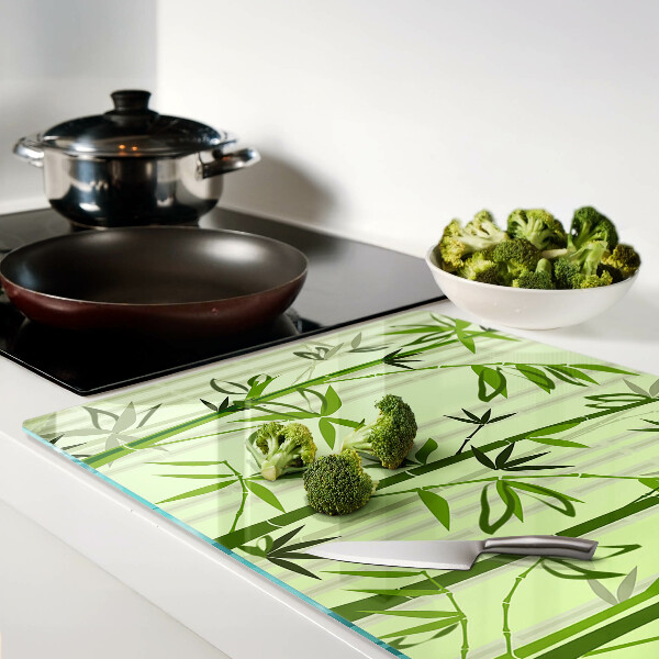 Schneidebrett Bambus auf grünem Hintergrund