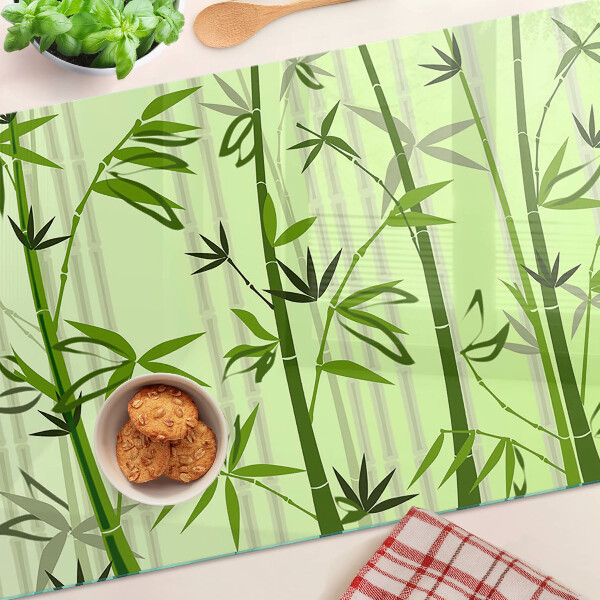 Schneidebrett aus Bambus mit grünem Hintergrund