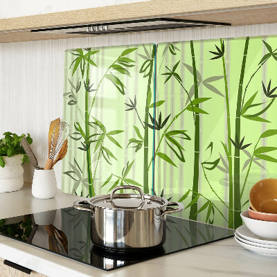 Schneidebrett aus Bambus mit grünem Hintergrund