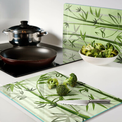 Schneidebrett aus Bambus mit grünem Hintergrund