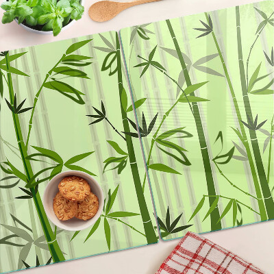 Schneidebrett aus Bambus mit grünem Hintergrund