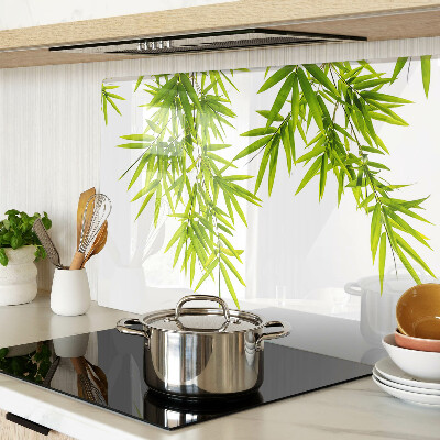 Schneidebrett glas Bambusblätter vor dem Fenster