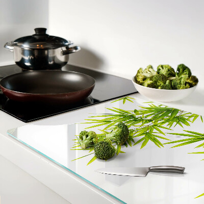 Schneidebrett glas Bambusblätter vor dem Fenster