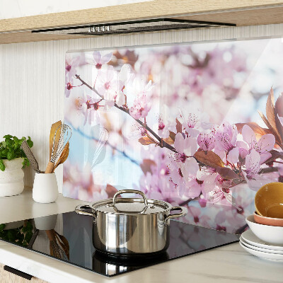 Schneidebrett Glas mit Kirschblüten auf blauem Hintergrund