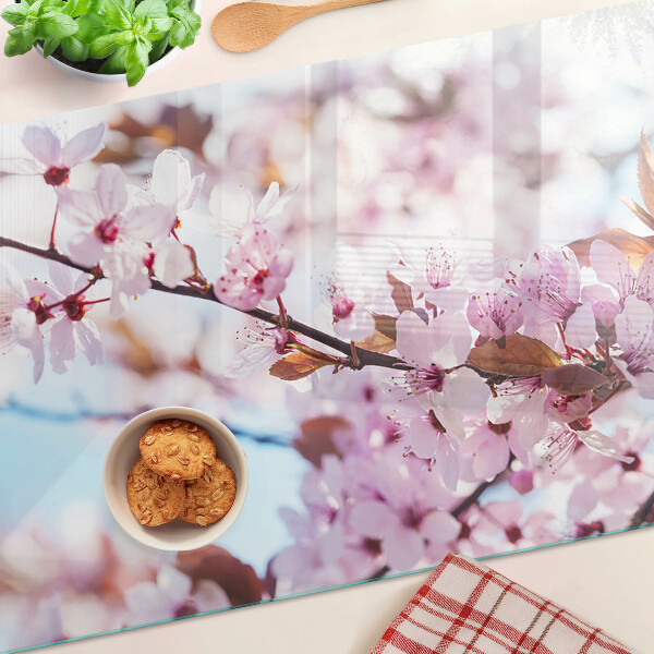 Schneidebrett Glas mit Kirschblüten auf blauem Hintergrund