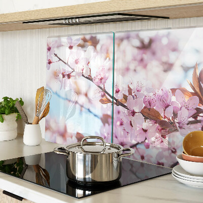 Schneidebrett Glas mit Kirschblüten auf blauem Hintergrund