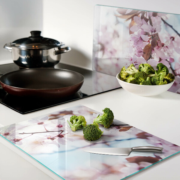 Schneidebrett glas Kirschblüten auf blauem Hintergrund