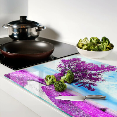 Schneidebrett mit Motiv eines violetten Baumes vor dem Himmel