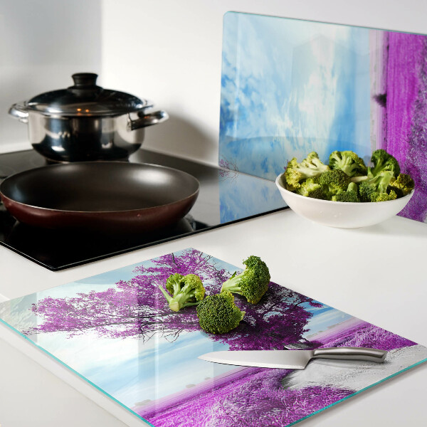 Schneidebrett mit Motiv eines violetten Baumes vor dem Himmel