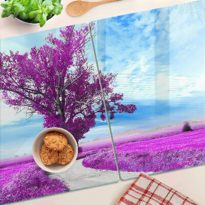 Schneidebrett mit Motiv eines violetten Baumes vor dem Himmel