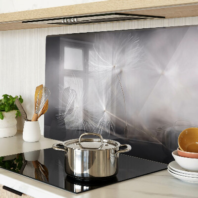 Schneidebrett glas Flauschige Löwenzahnblüten vor dem Fensterhintergrund