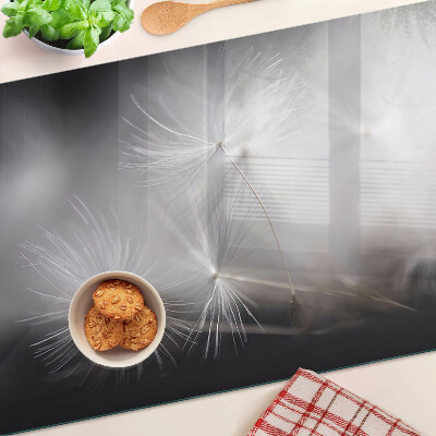 Schneidebrett glas Flauschige Löwenzahnblüten vor dem Fensterhintergrund