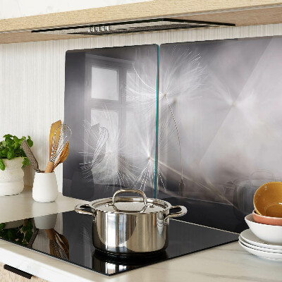 Schneidebrett glas Flauschige Löwenzahnblüten vor dem Fensterhintergrund