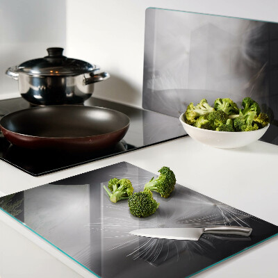 Schneidebrett glas Flauschige Löwenzahnblüten vor dem Fensterhintergrund