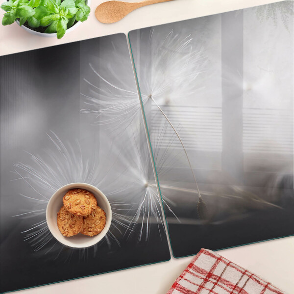 Schneidebrett Glas mit Motiv flauschiger Löwenzahnblüten vor einem Fensterhintergrund