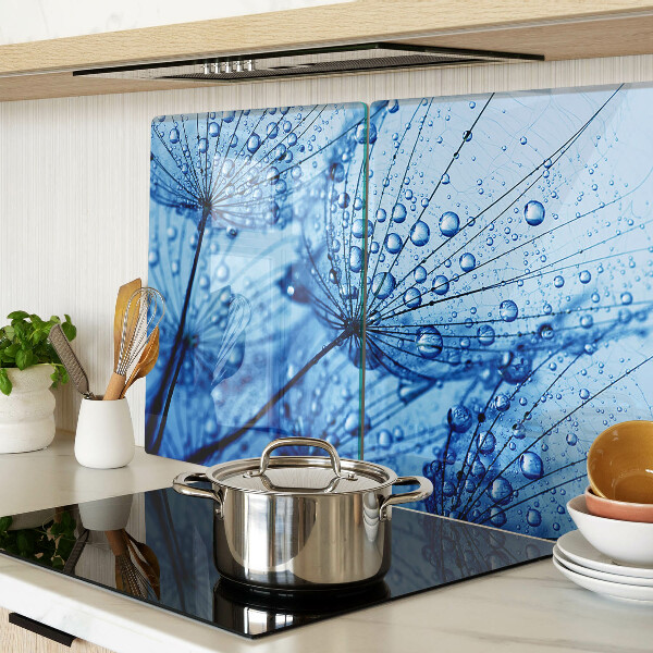 Schneidebrett mit Blumenmotiv und Wassertropfen