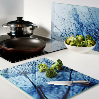 Schneidebrett Blumen mit Wassertropfen