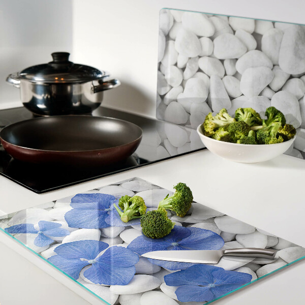 Glas schneidebrett Blaue Blumen auf weißen Steinen