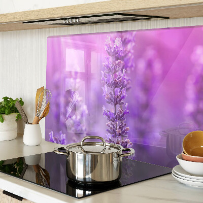 Schneidebrett Glas mit Lavendelblüten auf violettem Hintergrund