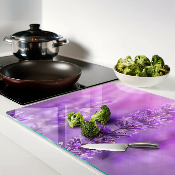 Schneidebrett Glas mit Lavendelblüten auf violettem Hintergrund