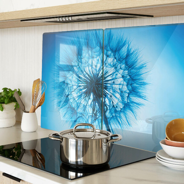 Glas schneidebrett Löwenzahn auf blauem Hintergrund