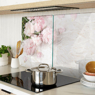 Glas-Schneidebrett mit Pfingstrosen auf marmoriertem Hintergrund