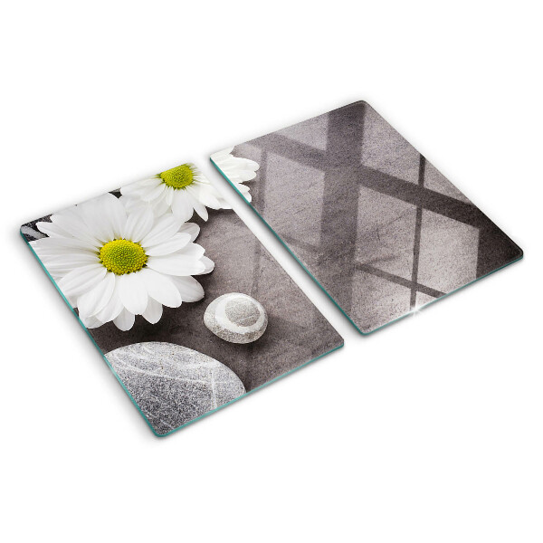 Schneidebrett glas Blumen und Steine ​​im Hintergrund