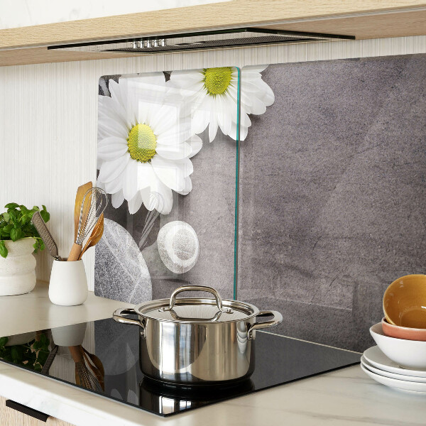 Schneidebrett glas Blumen und Steine ​​im Hintergrund