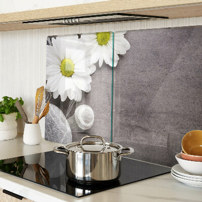 Schneidebrett glas Blumen und Steine ​​im Hintergrund