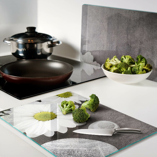 Schneidebrett glas Blumen und Steine ​​im Hintergrund