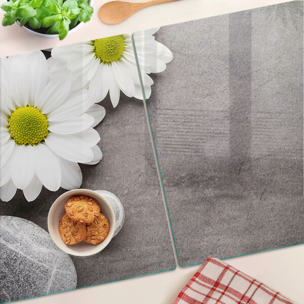 Schneidebrett glas Blumen und Steine ​​im Hintergrund