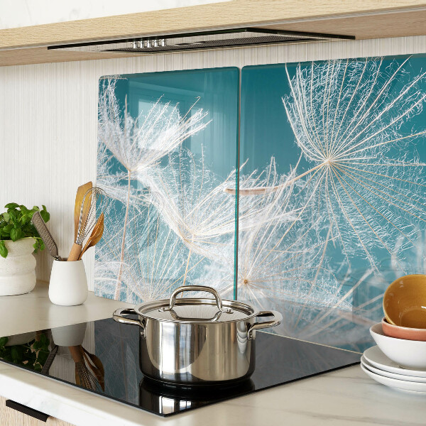 Glas schneidebrett Löwenzahn auf blauem Hintergrund