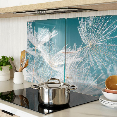 Glas schneidebrett Löwenzahn auf blauem Hintergrund