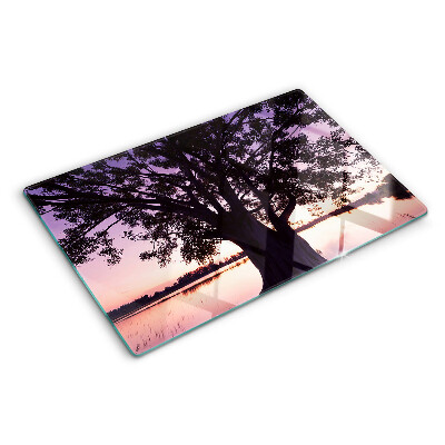 Schneidebrett mit Motiv eines Baums bei Sonnenuntergang