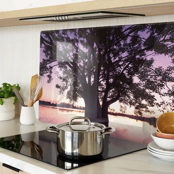 Schneidebrett mit Motiv eines Baums bei Sonnenuntergang