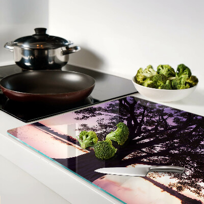 Schneidebrett mit Motiv eines Baums bei Sonnenuntergang