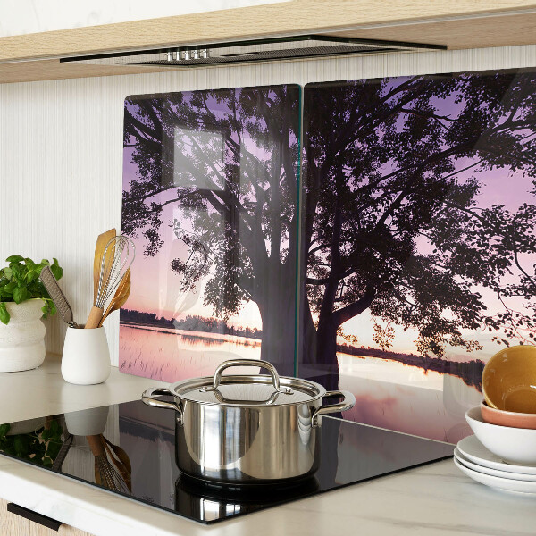 Schneidebrett mit Motiv eines Baums bei Sonnenuntergang