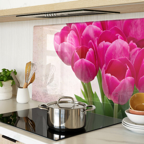 Schneidebrett glas Tulpenblüten auf rosa Hintergrund
