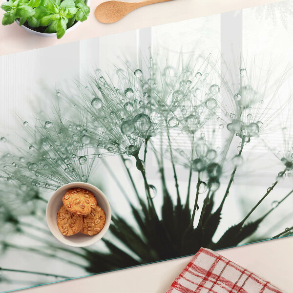 Schneidebrett mit Löwenzahn-Motiv und Wassertropfen