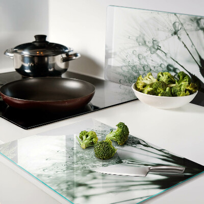 Schneidebrett mit Löwenzahn-Motiv und Wassertropfen