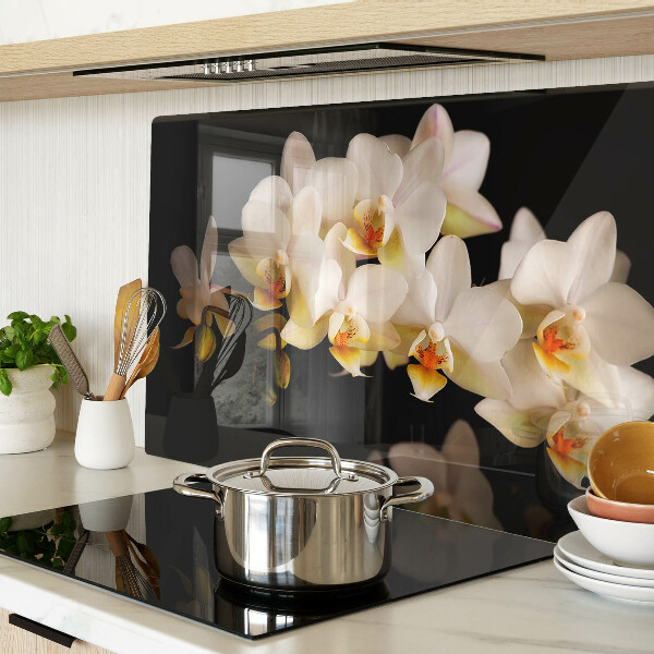 Glas Schneidebrett mit Orchideen-Motiv auf schwarzem Hintergrund