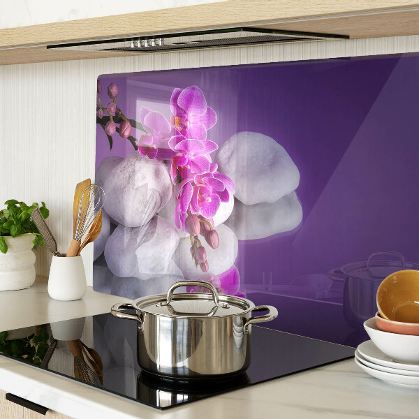 Schneidebrett Orchideenblüten vor einem steinernen Hintergrund