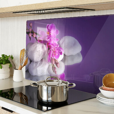 Schneidebrett Orchideenblüten vor einem steinernen Hintergrund