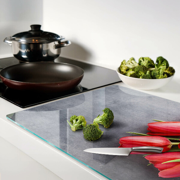 Glas-Schneidebrett mit Tulpenmotiv auf grauem Hintergrund